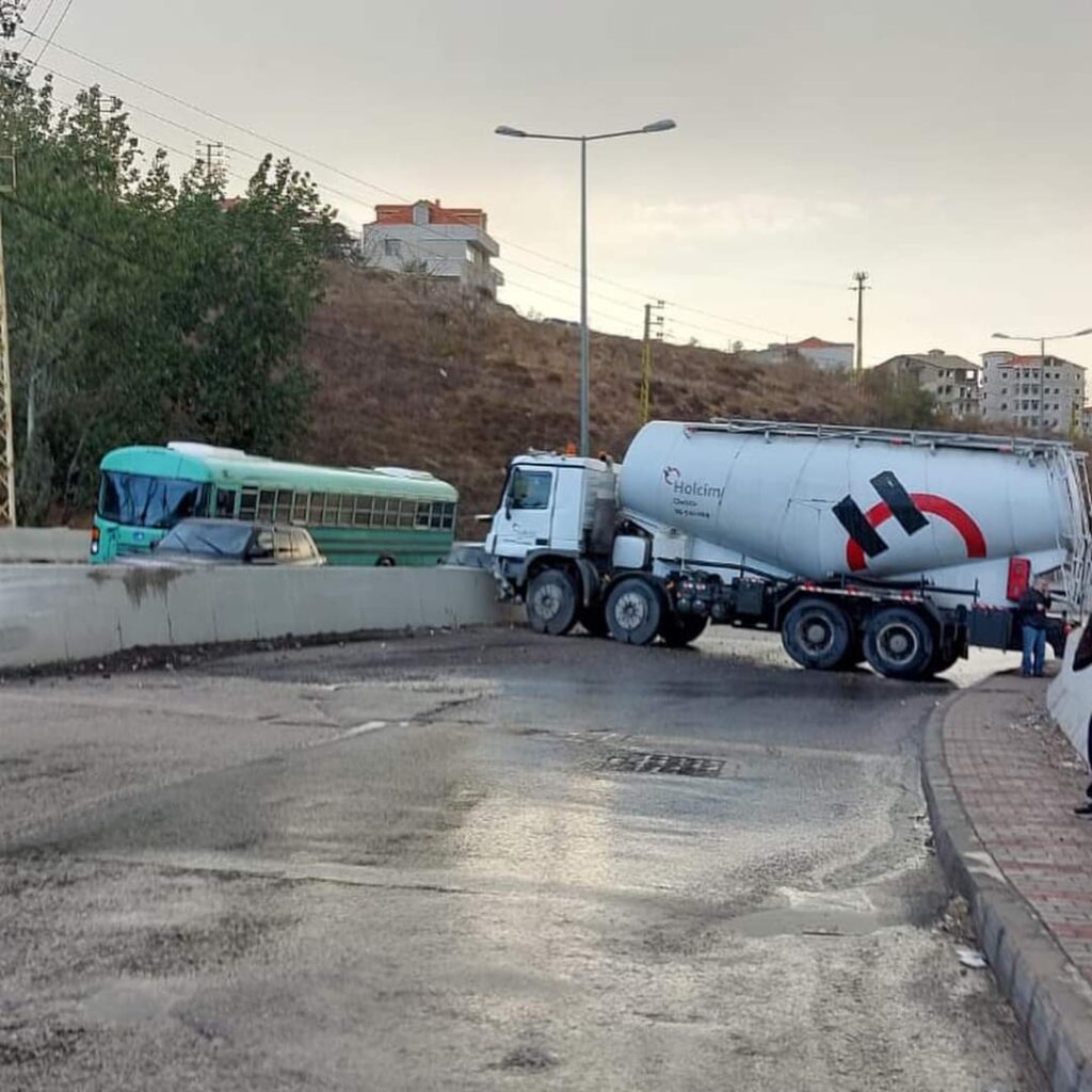انزلاق شاحنة في صوفر بسبب الأمطار