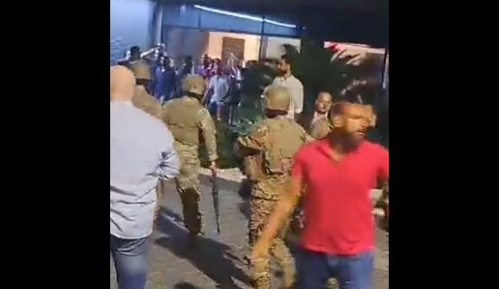 بالفيديو – تجدد الاشكال خارج استديوهات الـMTV والجيش يتدخل