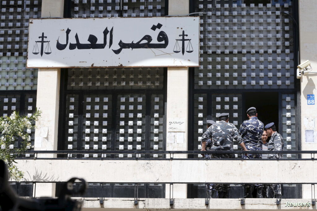 قضاة يتوقّفون عن العمل.. كم باتت تبلغ رواتبهم؟