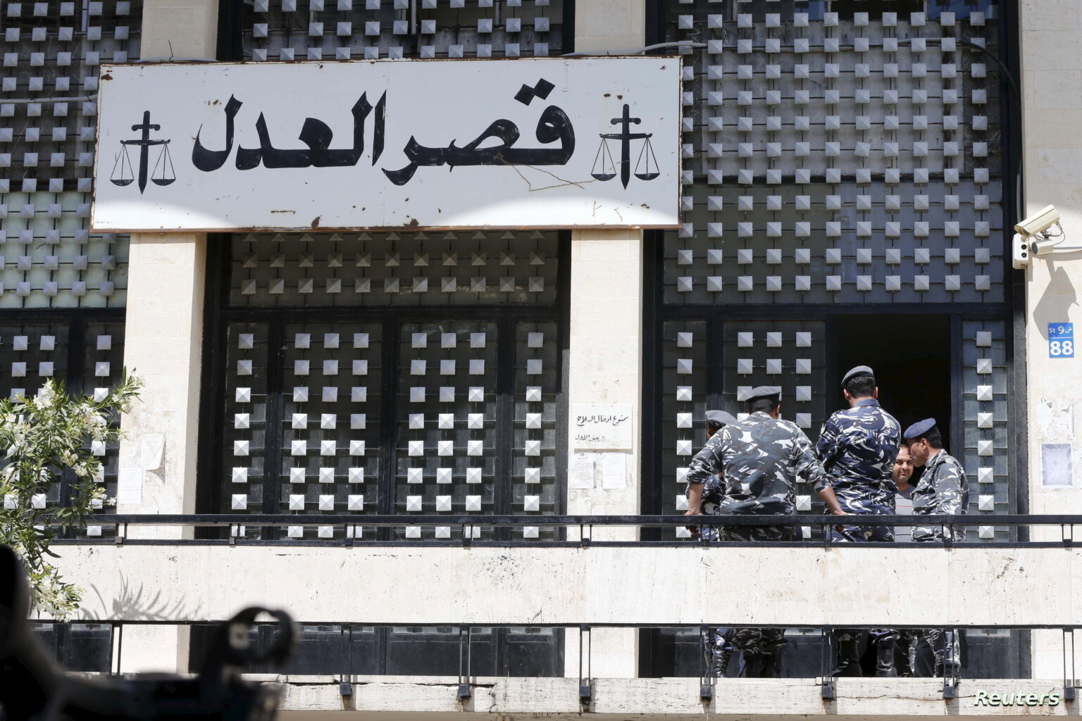 قضاة يتوقّفون عن العمل.. كم باتت تبلغ رواتبهم؟