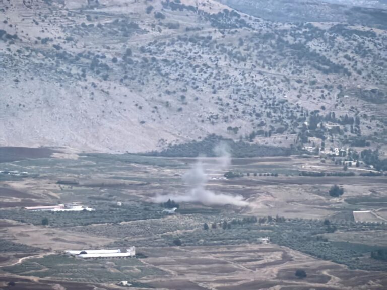 طائرة مسيرة إسرائيلية تستهدف دراجات نارية في ميس الجبل وإصابة شخصين