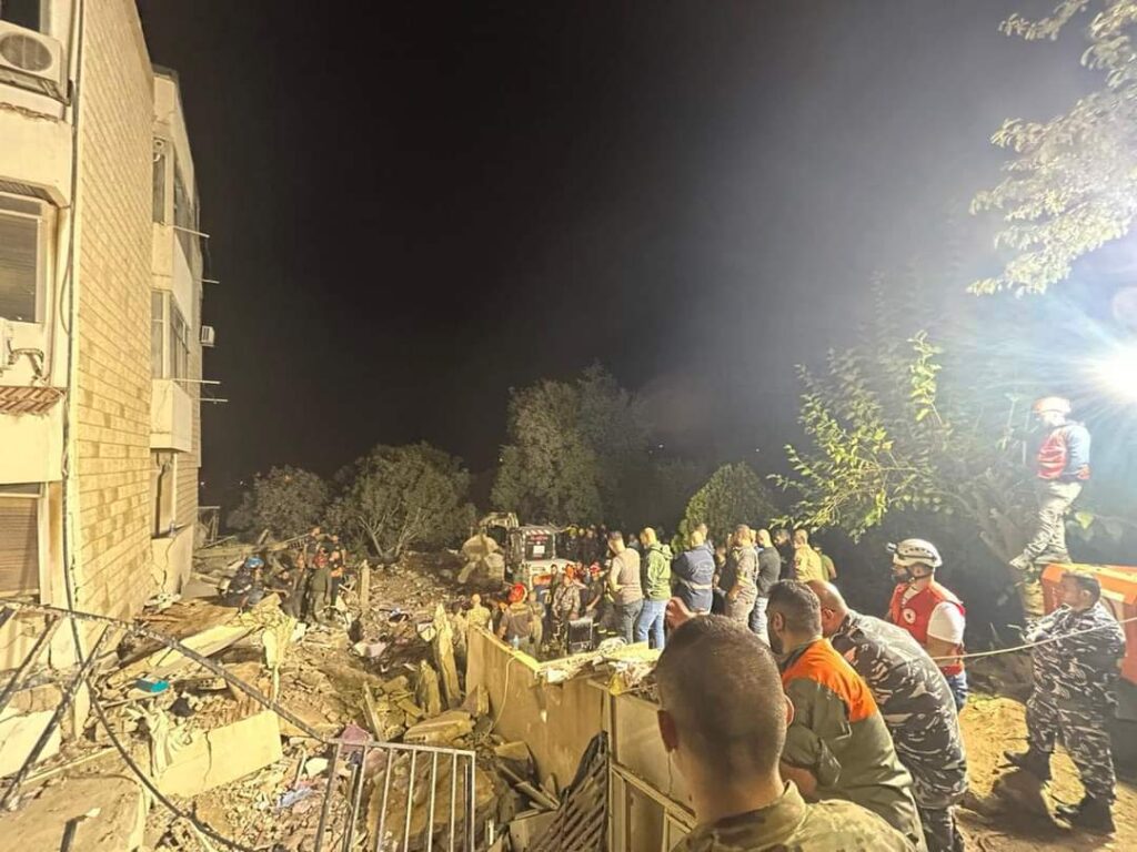 انتشال جثتي امرأتين من تحت أنقاض المبنى المنهار في المنصورية