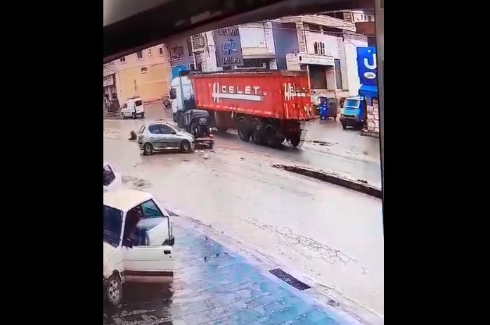 بالفيديو – الكاميرات توثق لحظة اصطدام شاحنة بتوك توك في بر الياس