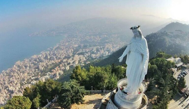 في اليوم العالمي للتوحد.. إضاءة مزار سيدة لبنان – حاريصا باللون الأزرق