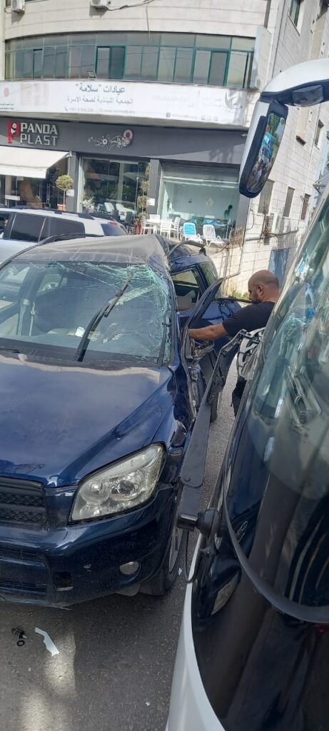 ثلاثة جرحى بحادث بين حافلة وسيارة في الكرك