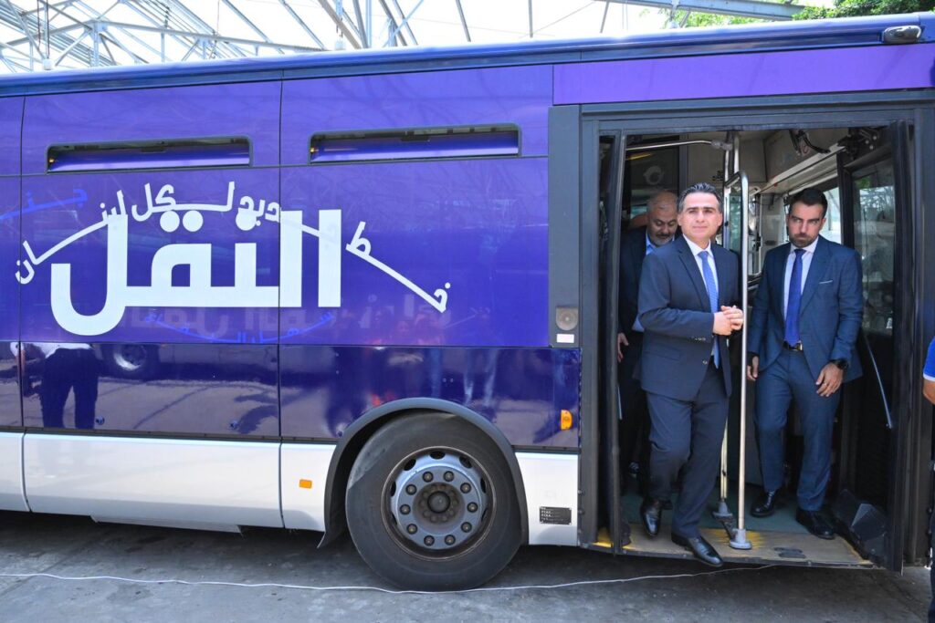 بالفيديو – وزير الأشغال أطلق خطة تسيير حافلات النقل المشترك تباعاً لتشمل مختلف المناطق