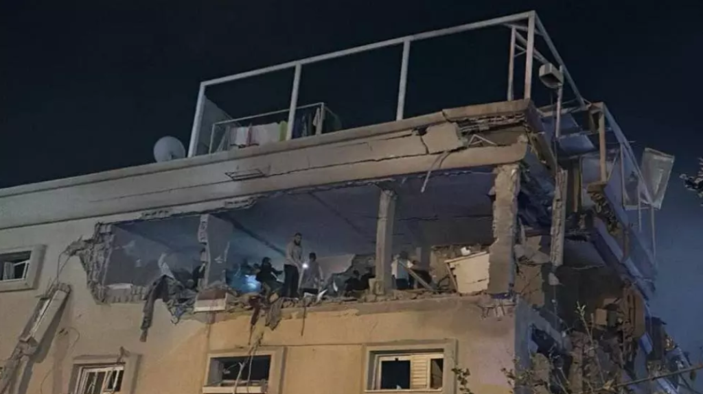 حزب الله يطلق صواريخ نوعية.. 19 جريحًا في مبنى وسط إسرائيل وإصابة مصنع بمسيّرة