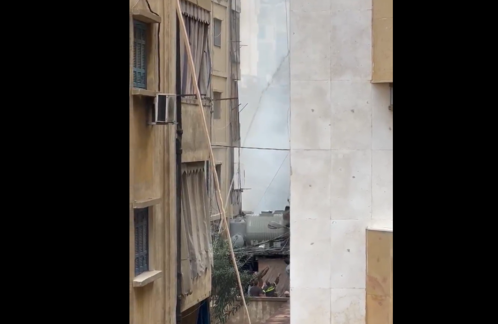 بالفيديو – لحظة إنقاذ شاب رمى بنفسه من مبنى خلال حريق الحمرا