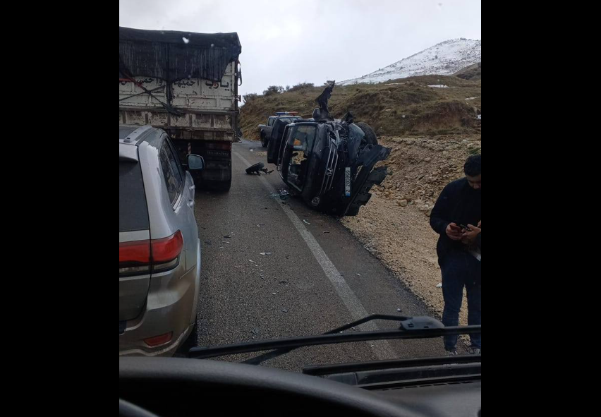 بالصور – حادث وانقلاب سيارة على طريق ضهر البيدر