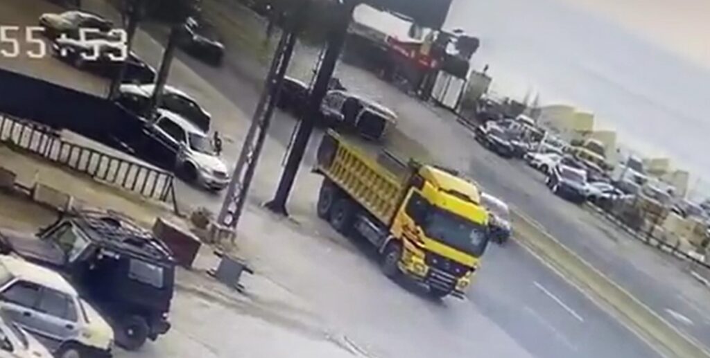بالفيديو – كاميرات المراقبة توثق لحظة حادث بين 3 سيارات على أوتوستراد حالات