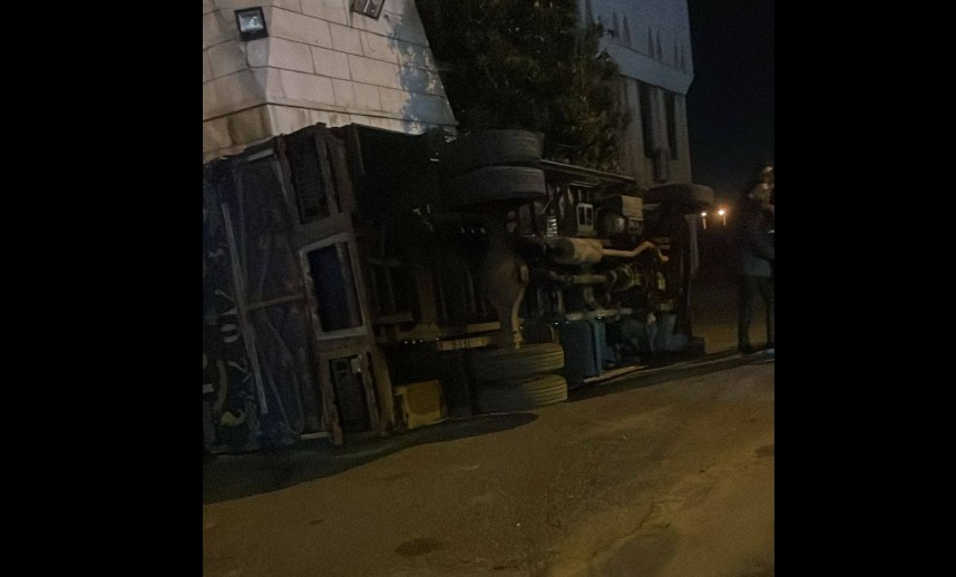 بالصور – حادث سير على طريق تعلبايا وانقلاب شاحنة