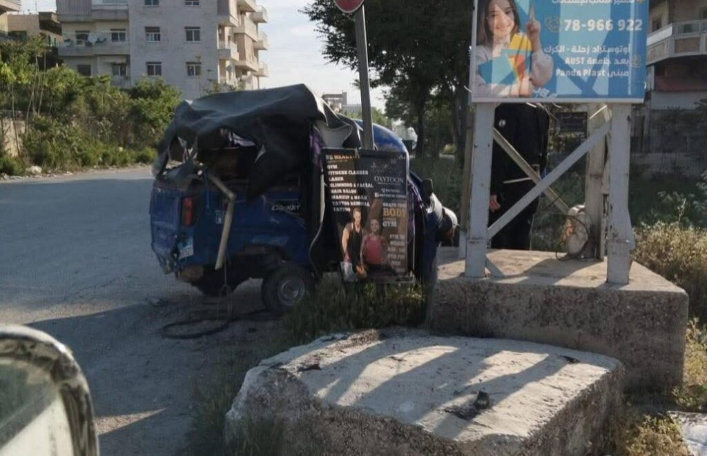 حادث بين سيارة وتوك توك على طريق الكرك