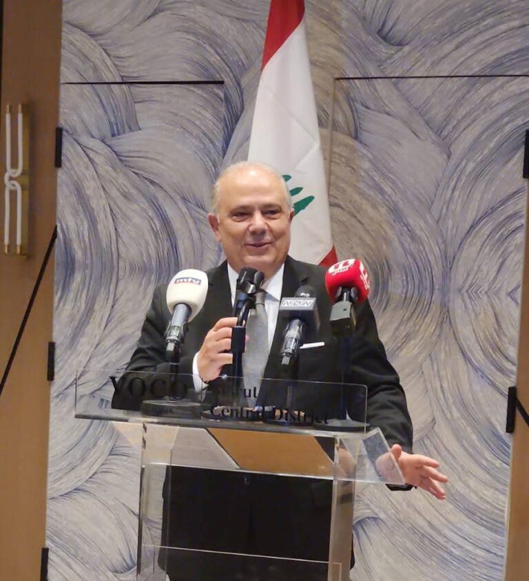 السفير إيلي الترك يمزج الدبلوماسية بالفن مفتتحاً معرضه الأول…