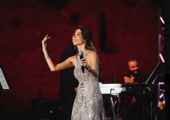 بكوكتيل من أغانيها الجديدة والقديمة.. نانسي عجرم أحيت الليلة الثانية من مهرجانات صيدا
