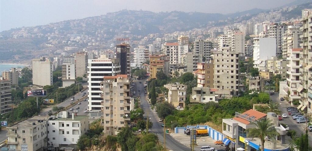 جثة على أوتوستراد المعاملتين.. لمن تعود؟ وكيف توفي؟