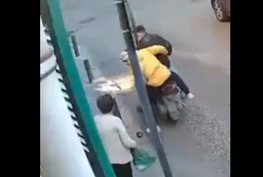 بالفيديو – نشل سيدة مسنة في الأشرفية بوضح النهار.. وصورة تظهر وجوه السارقين