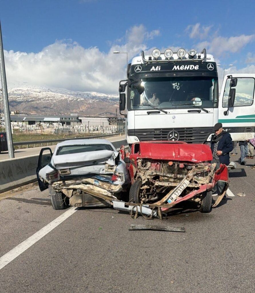 حادث بين صهريج وسيارتين على الأوتوستراد العربي