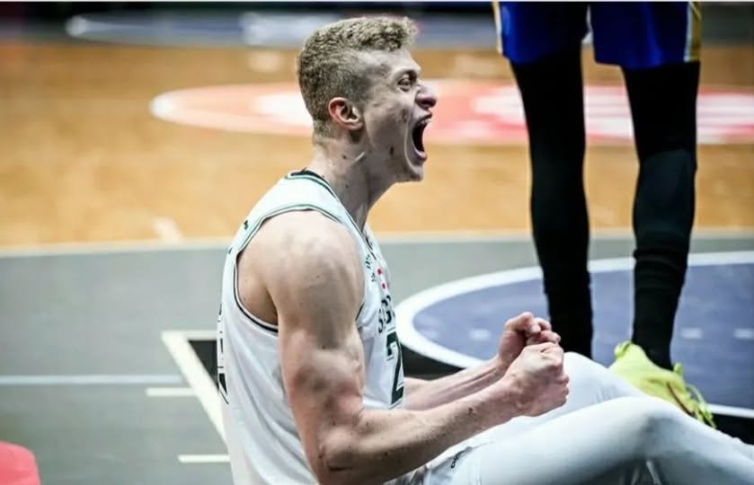 توقيف يوسف خياط لمباراة وتغريمه 5 آلاف دولار.. الحكمة يستأنف قرار الاتحاد الآسيوي