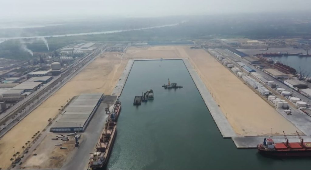 مصر: طائرة مسيّرة تسببت في اندلاع حريق بسفينتين في ميناء دمياط