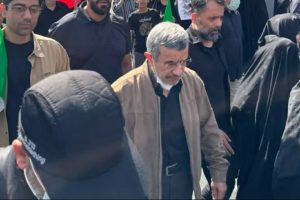 أحمدي نجاد يظهر في جنازة خامنئي بعد غموض أحاط بمصيره