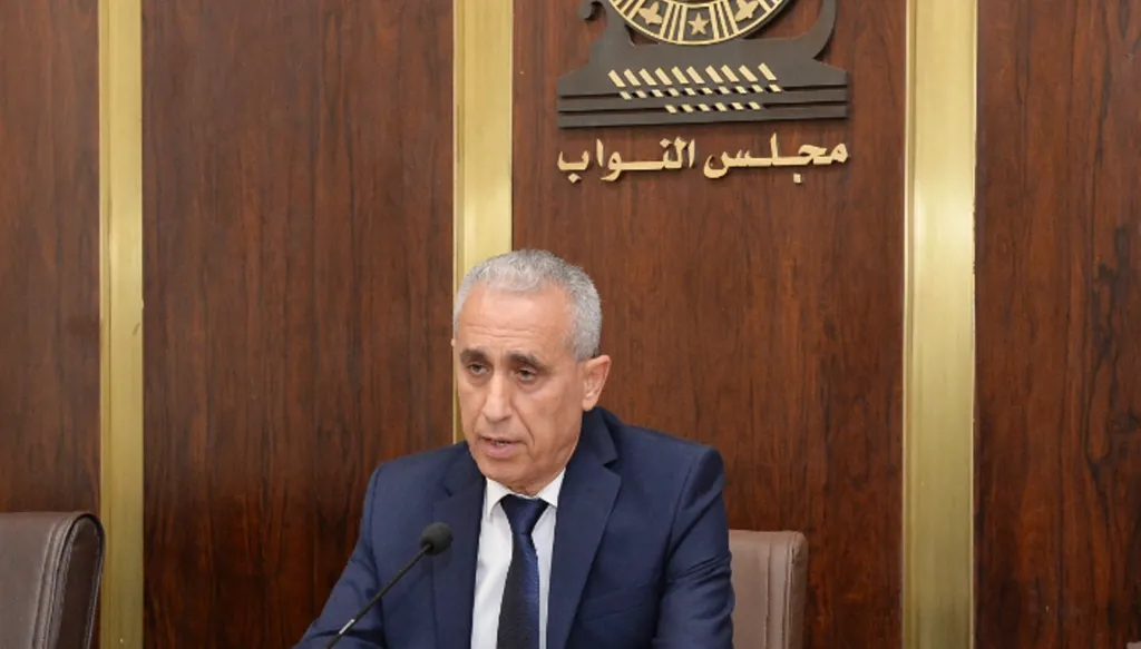 النائب خواجة لوزير الطاقة: لماذا لم ينخفض سعر صفيحة البنزين بعد تراجعه عالميا؟