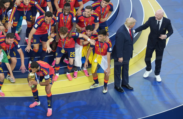 بالفيديو – موقف محرج لترمب على منصة التتويج بعد نهائي مونديال 2026